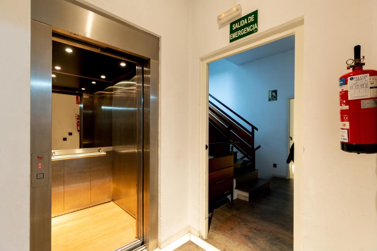 Cathedral Apartment, Upper Floor Apartment Sevilla Exterior foto